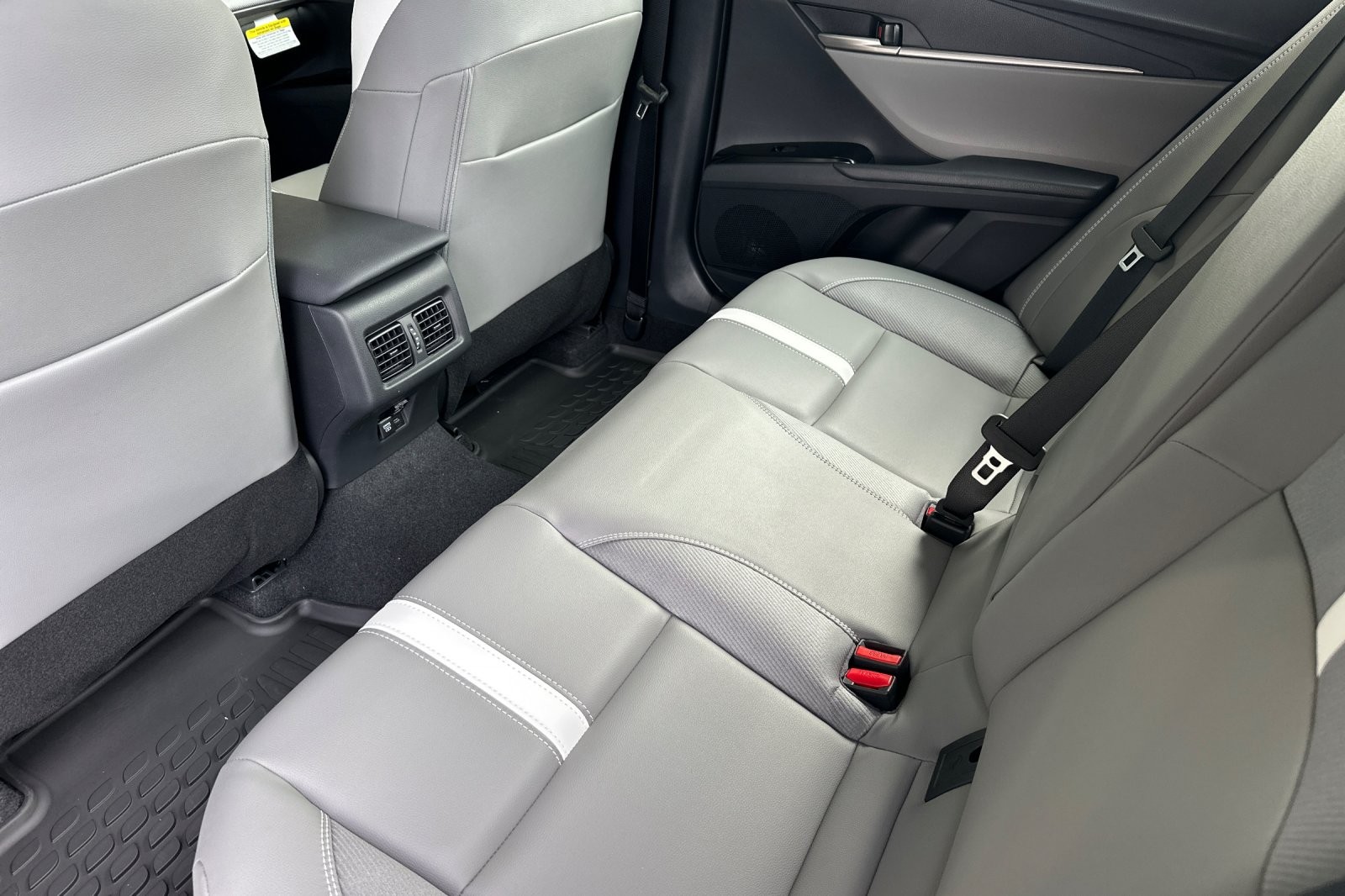 2026 Toyota Camry SE - Photo 11