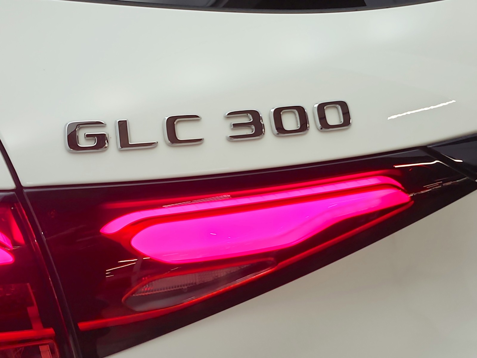 Certified Used 2025 Polar White Mercedes-Benz GLC 300 SUV image 24