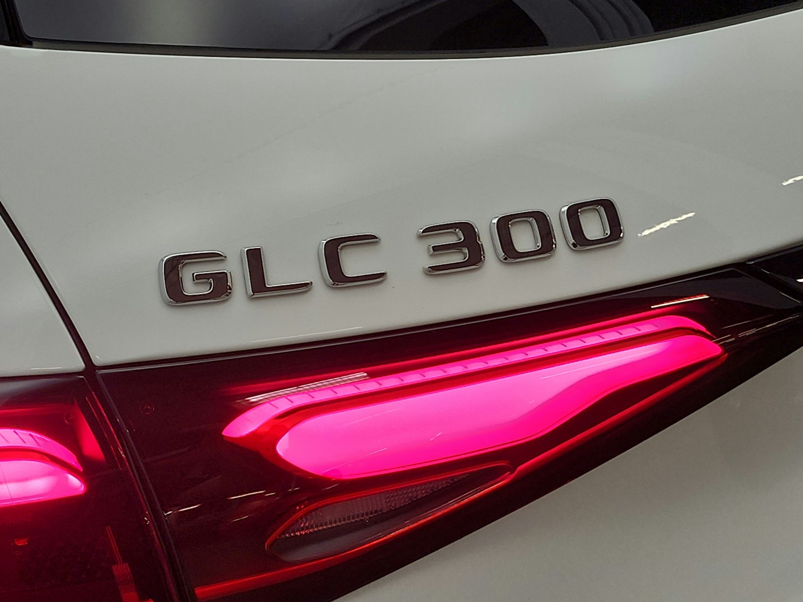 Certified Used 2025 Polar White Mercedes-Benz GLC 300 SUV image 21