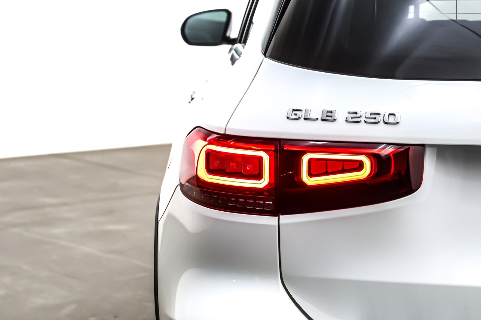 Used 2023 Polar White Mercedes-Benz GLB 250 SUV image 16