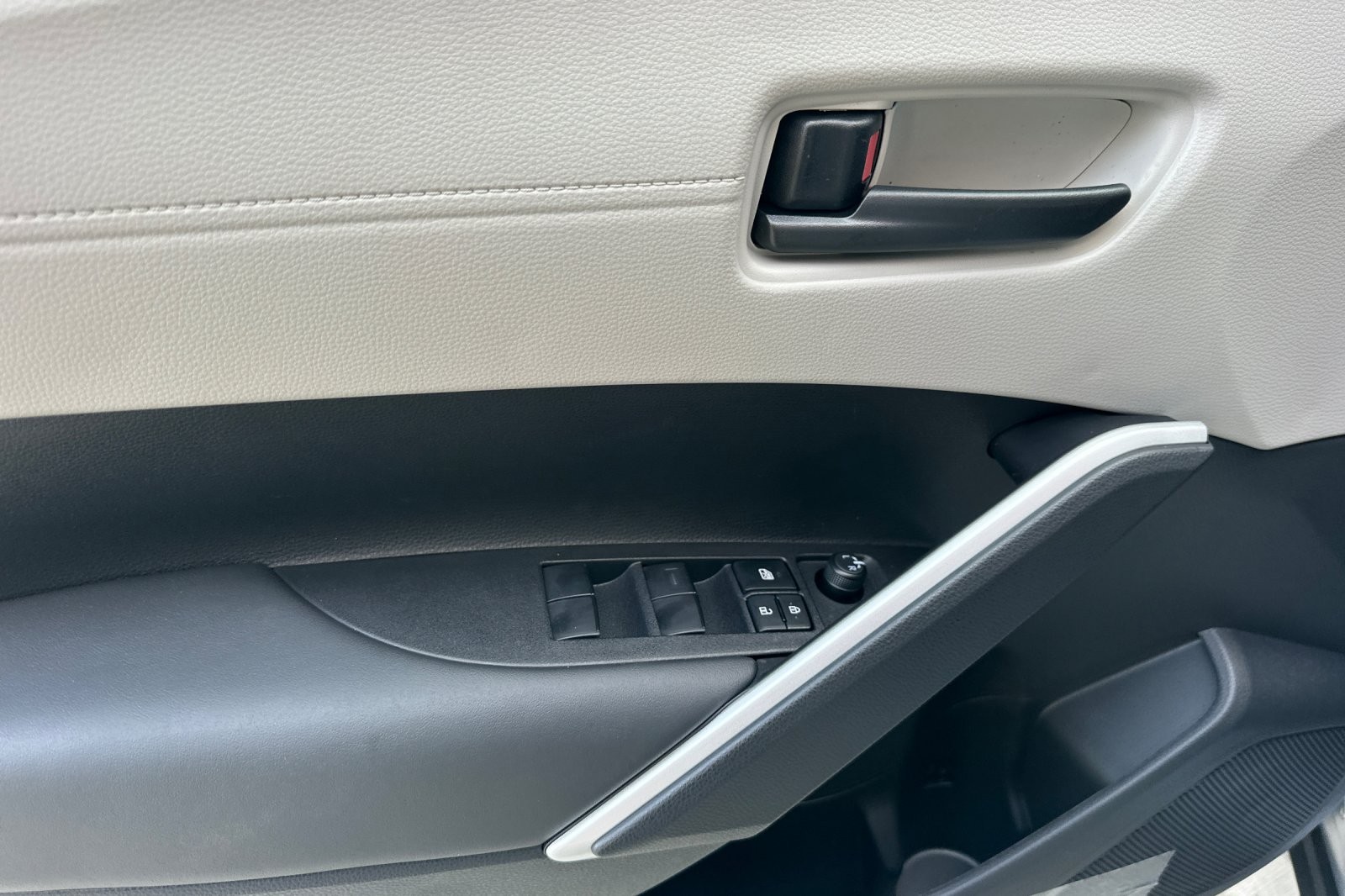 2026 Toyota Corolla Cross L photo 10