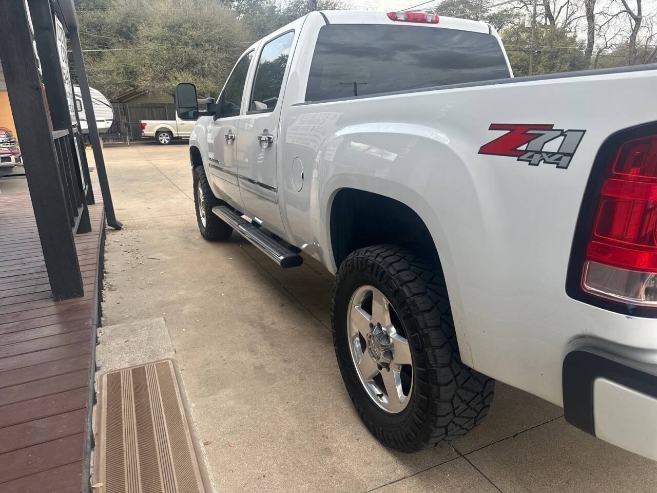 View vehicle photo 6