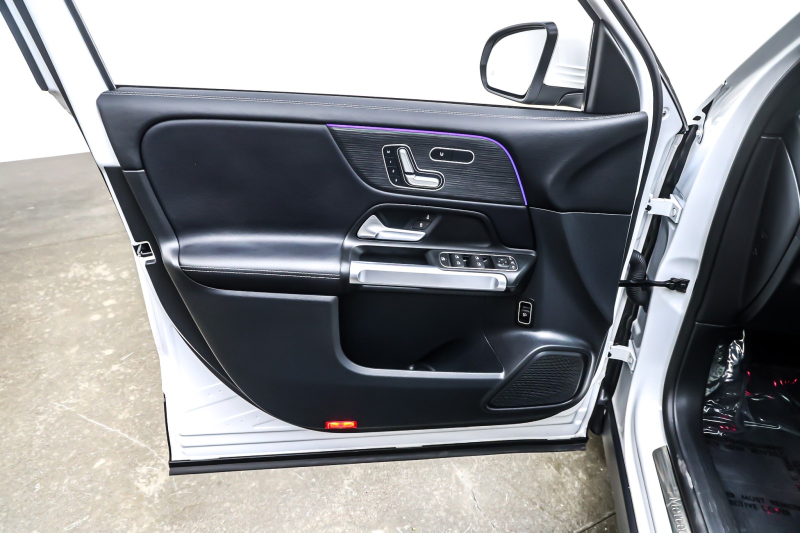 Used 2023 Polar White Mercedes-Benz GLB 250 SUV image 22