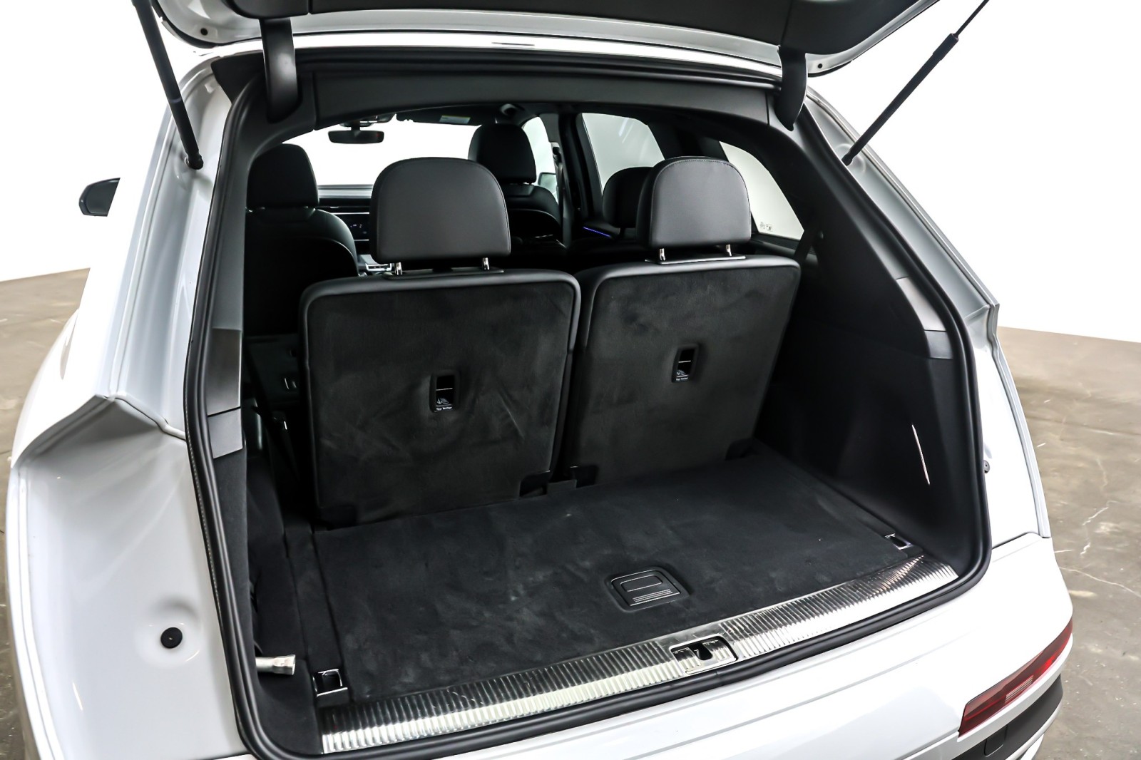 Used 2023 Glacier White Metallic Audi Prestige 55 TFSI quattro image 24