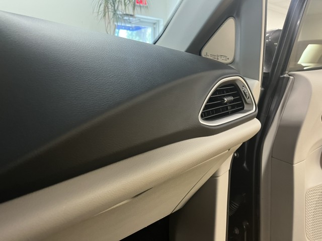 2018 Chrysler Pacifica Touring L 37