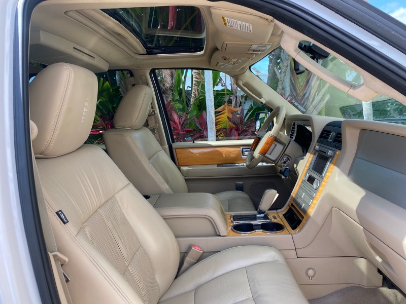 2010 Lincoln Navigator 4WD SUNROOF LOW MILES 31,209 in , 