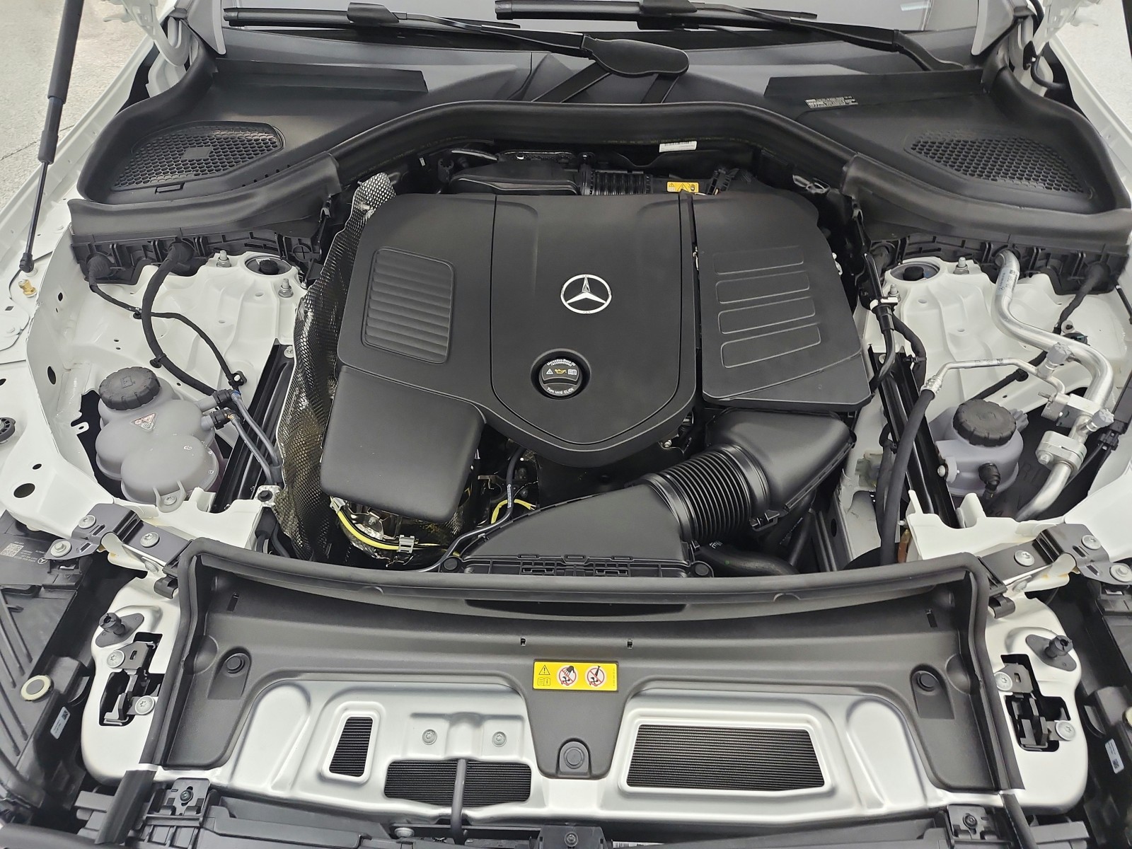 New 2026 Polar White Mercedes-Benz GLC 300 image 12