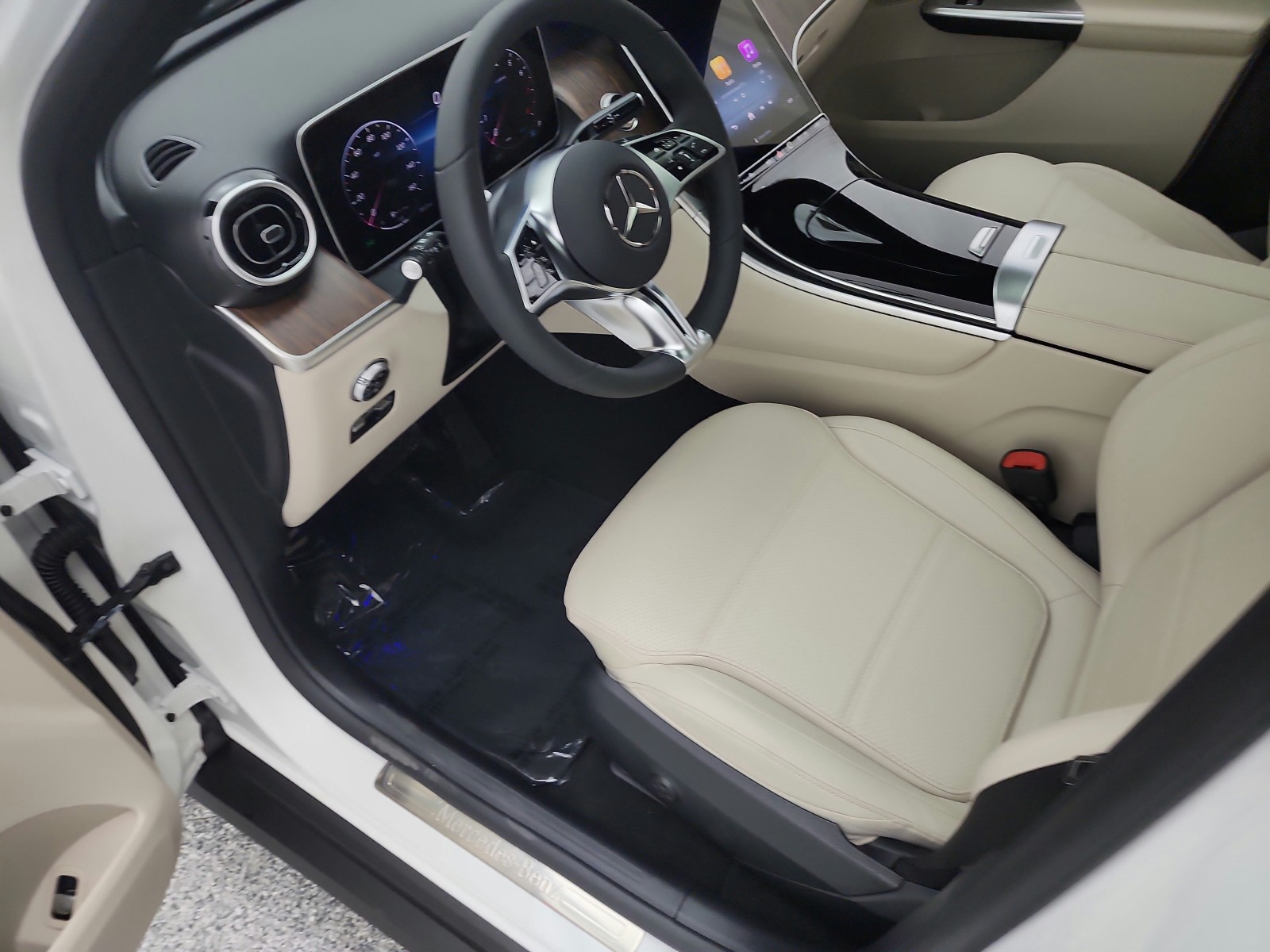 New 2026 Polar White Mercedes-Benz GLC 300 image 9