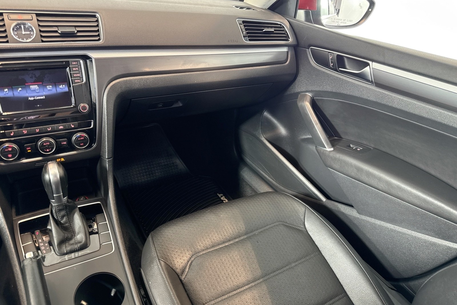 Used 2017 Fortana Red Volkswagen R-Line w/Comfort Pkg image 21