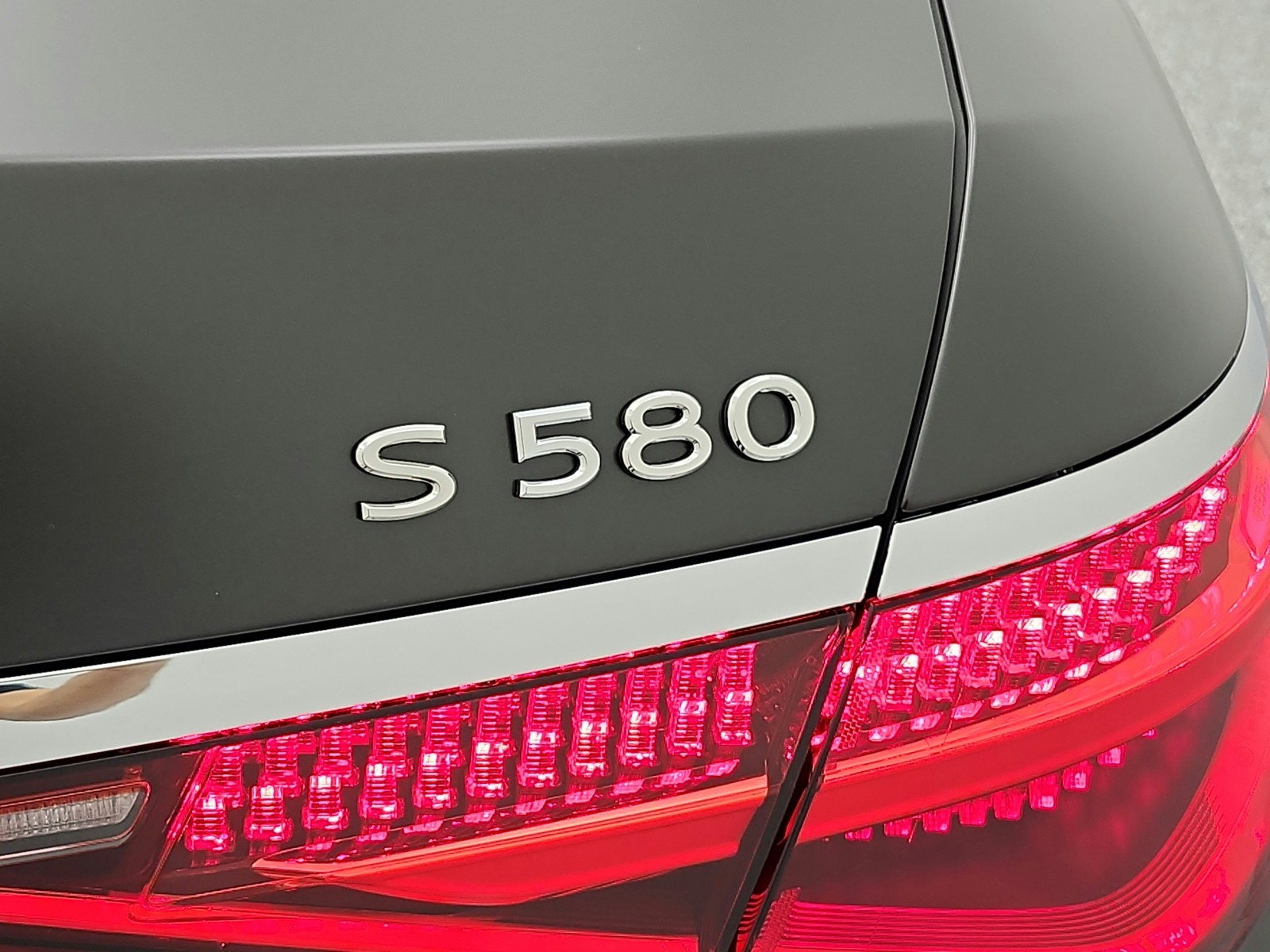 New 2026 MANUFAKTUR Graphite Grey Magno Mercedes-Benz Maybach S 580 image 22