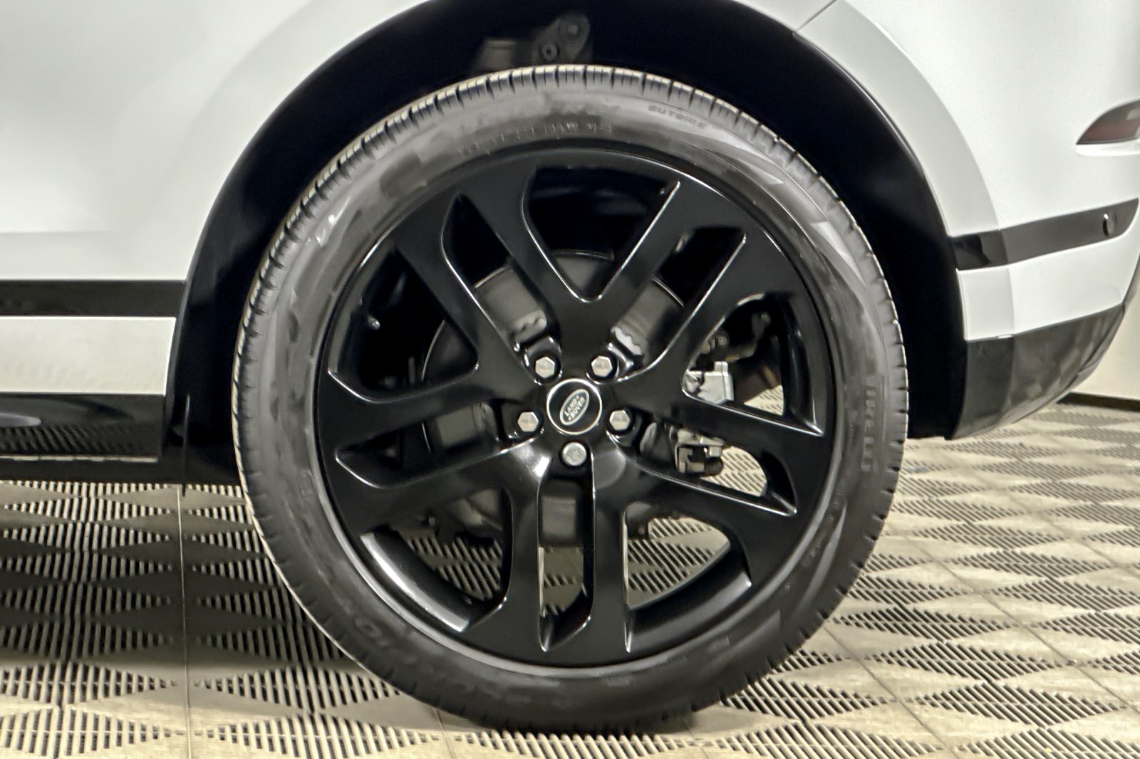 Used 2024 Fuji White Land Rover Dynamic SE AWD image 25