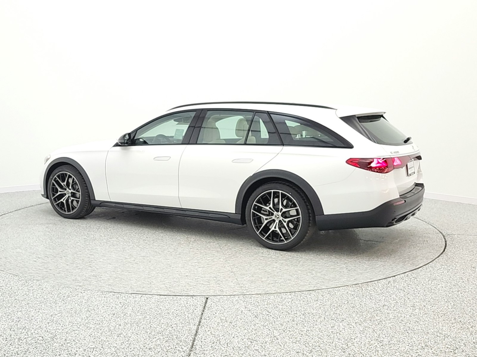 New 2026 MANUFAKTUR Moonlight White Metallic Mercedes-Benz E 450 image 7