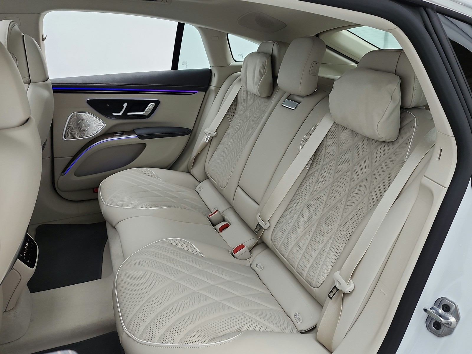 New 2026 MANUFAKTUR Moonlight White Metallic Mercedes-Benz EQS 580 image 11