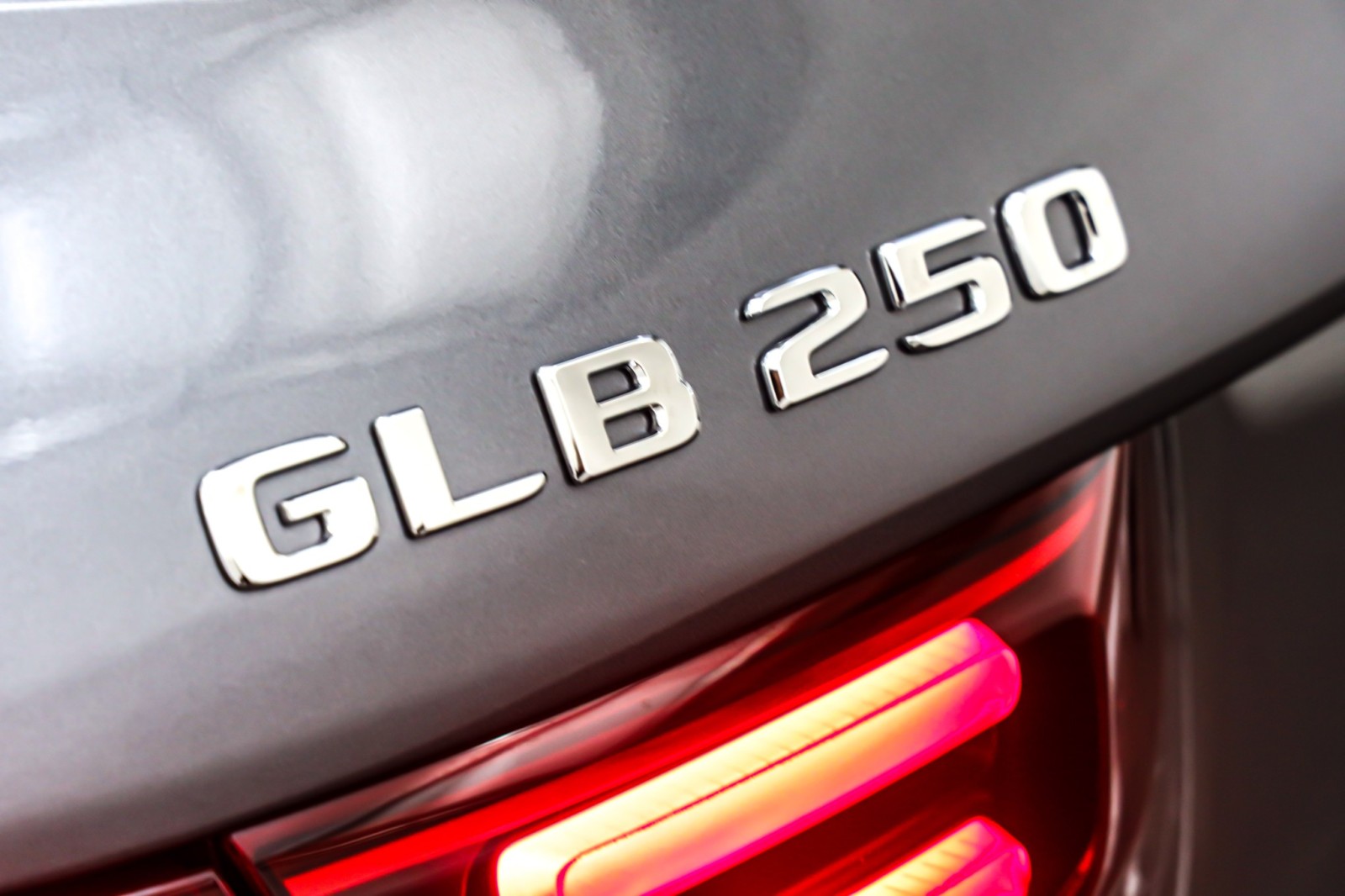 New 2026 Mountain Grey Metallic Mercedes-Benz GLB 250 SUV image 9