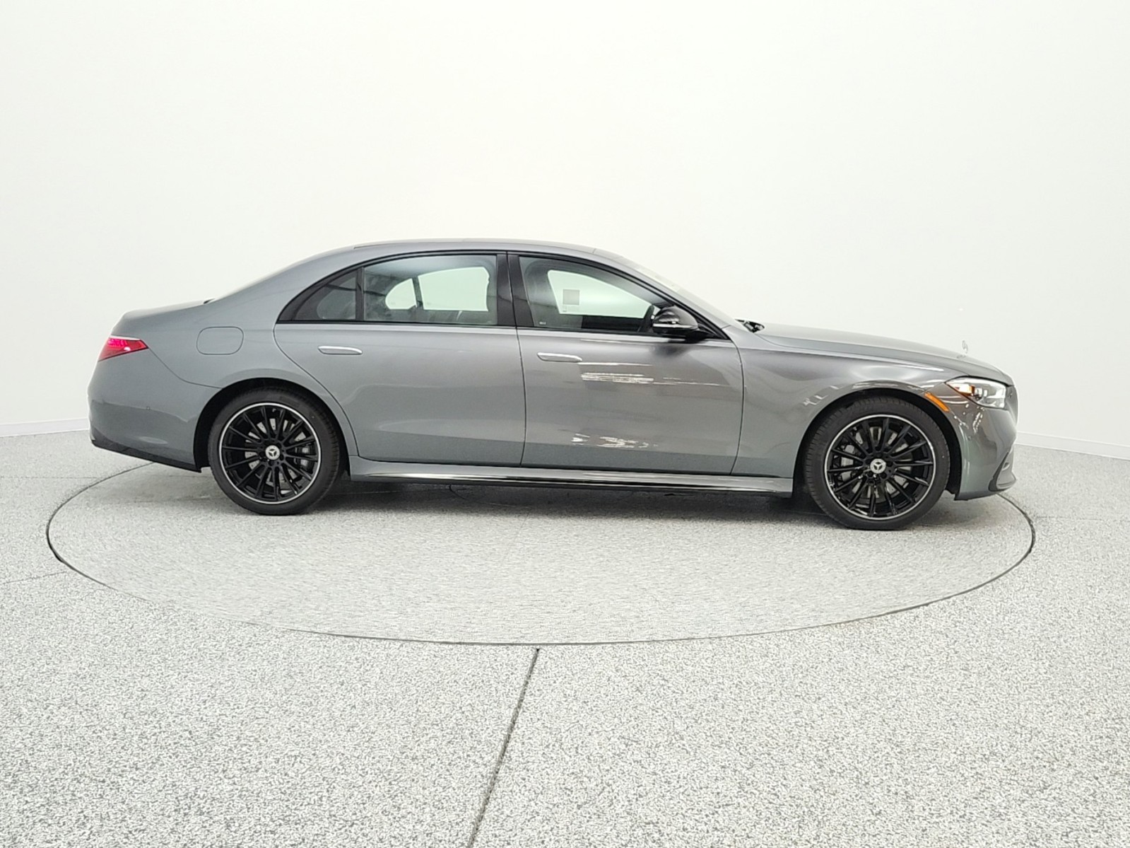 New 2026 Selenite Grey Metallic Mercedes-Benz S 580 image 4