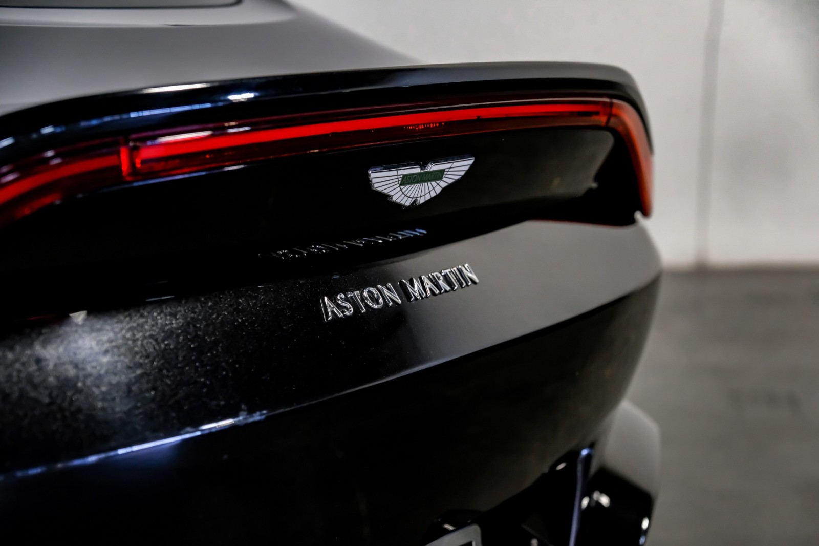 2019 Aston Martin Vantage Coupe CarbonRoof SportsLthrCarbon PremiumAudio Bla 45