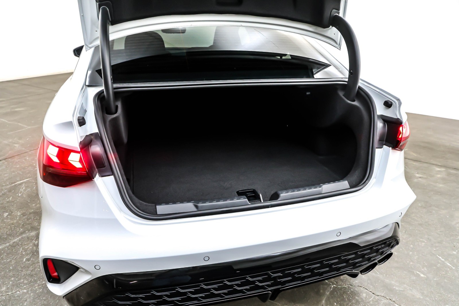 Used 2025 Glacier White Metallic Audi Premium Plus 2.0 TFSI quattro image 23