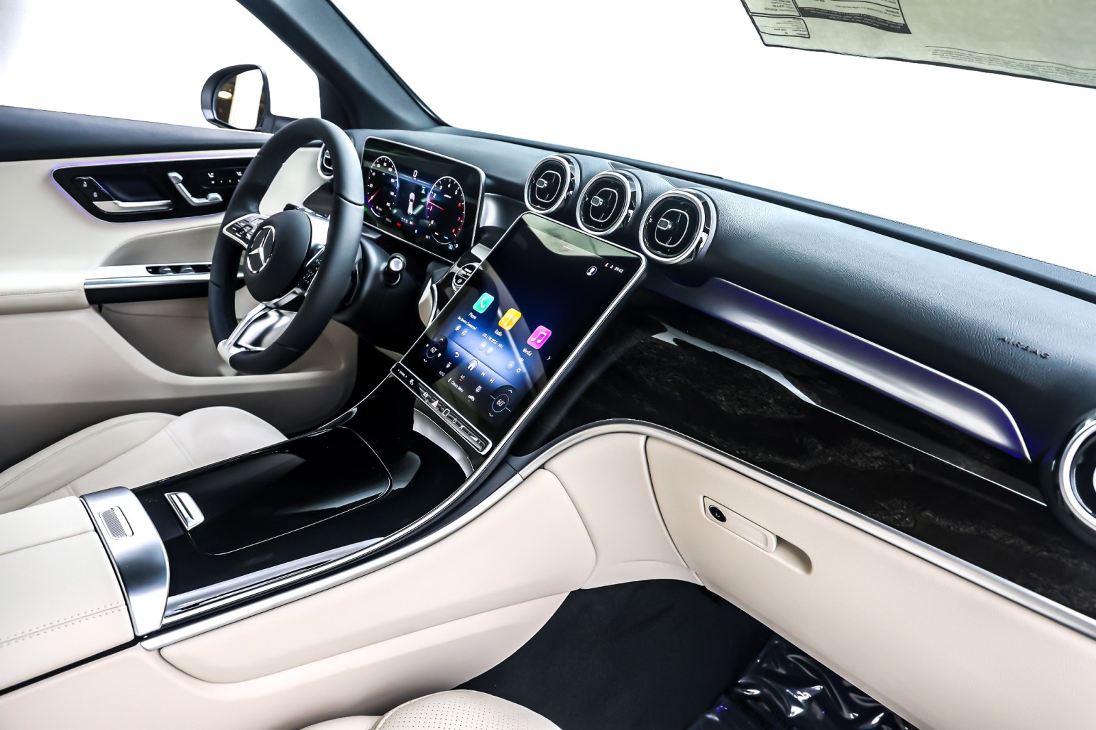 New 2026 Polar White Mercedes-Benz GLC 300 image 5