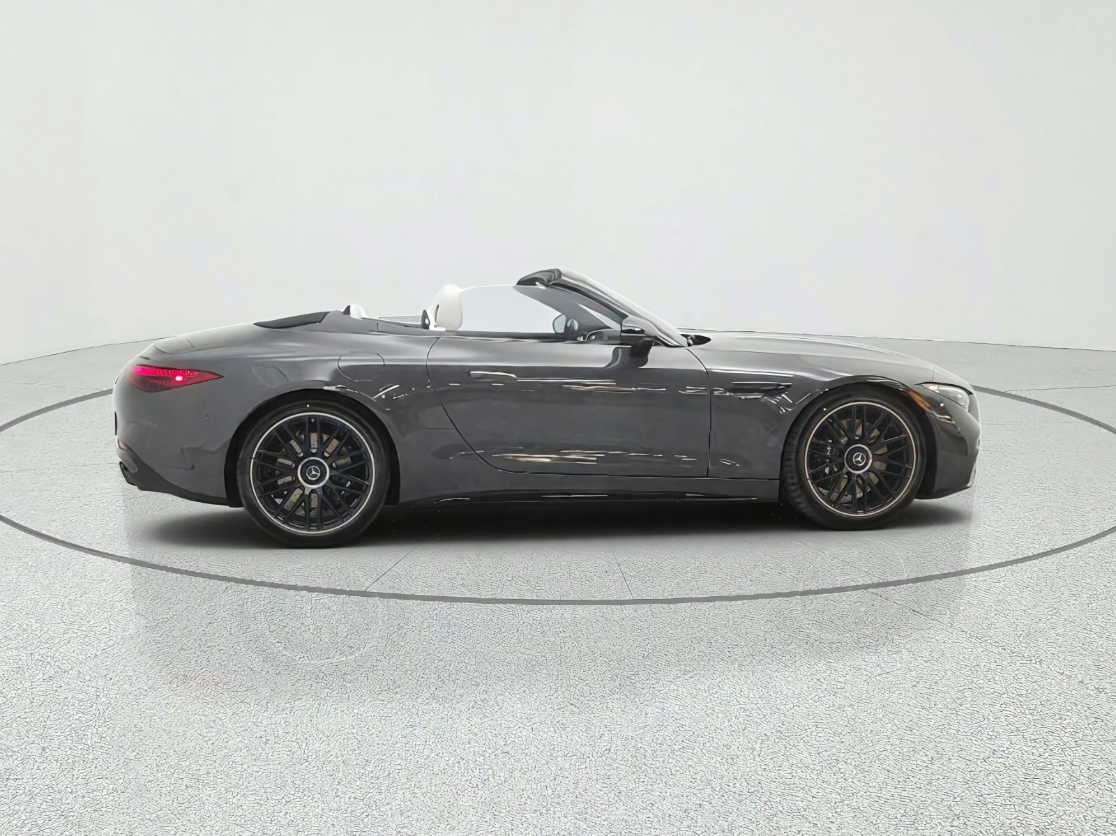 New 2027 MANUFAKTUR Silicon Grey Mercedes-Benz AMG® SL 63 Roadster image 4