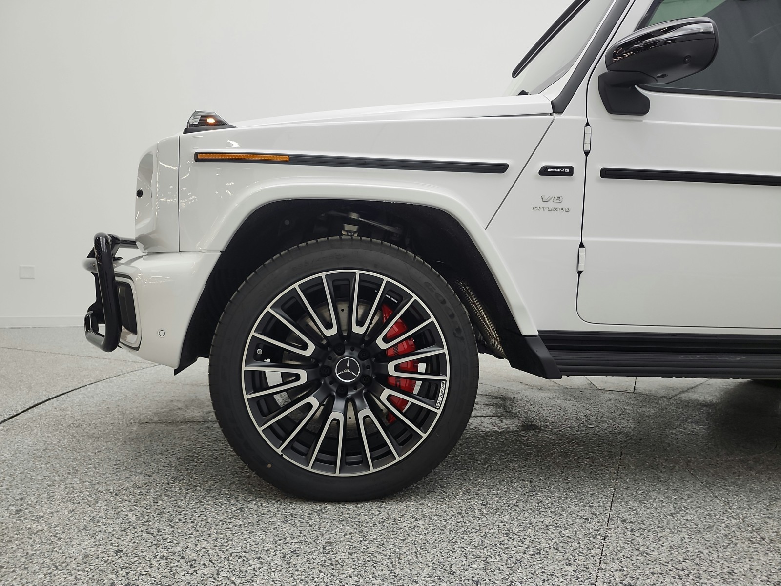New 2026 MANUFAKTUR Moonlight White Metallic Mercedes-Benz AMG® G 63 SUV image 15