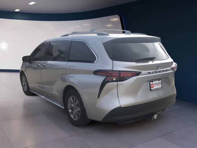 2021 Toyota Sienna XLE 3