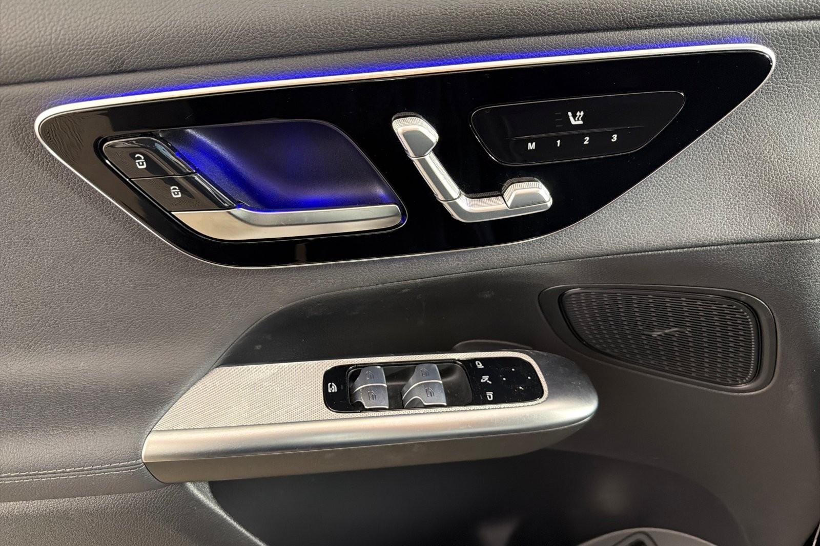 Used 2025 Black Mercedes-Benz GLC 300 SUV image 10