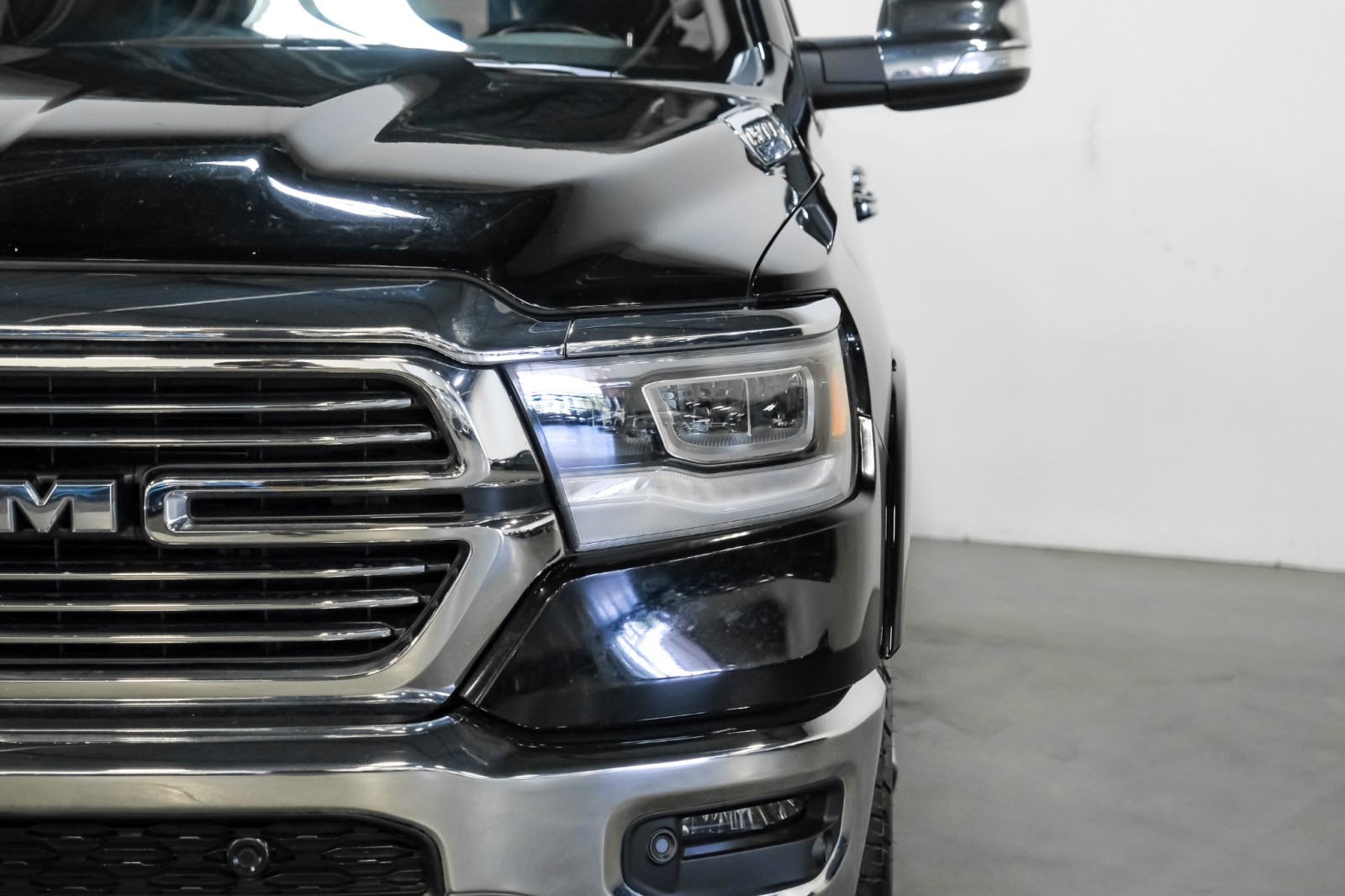 2022 Ram 1500 Laramie 4x4 CrewCab LeatherSeating 23Hpkg LevelApkg SideSteps 56