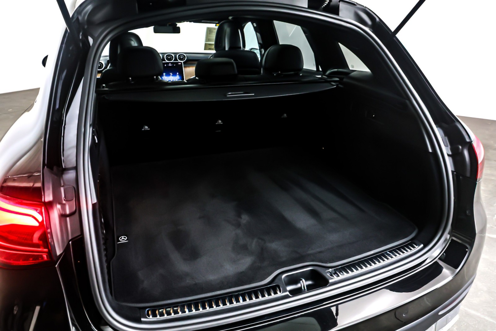 Used 2024 Obsidian Black Metallic Mercedes-Benz GLC 300 4MATIC® SUV image 23