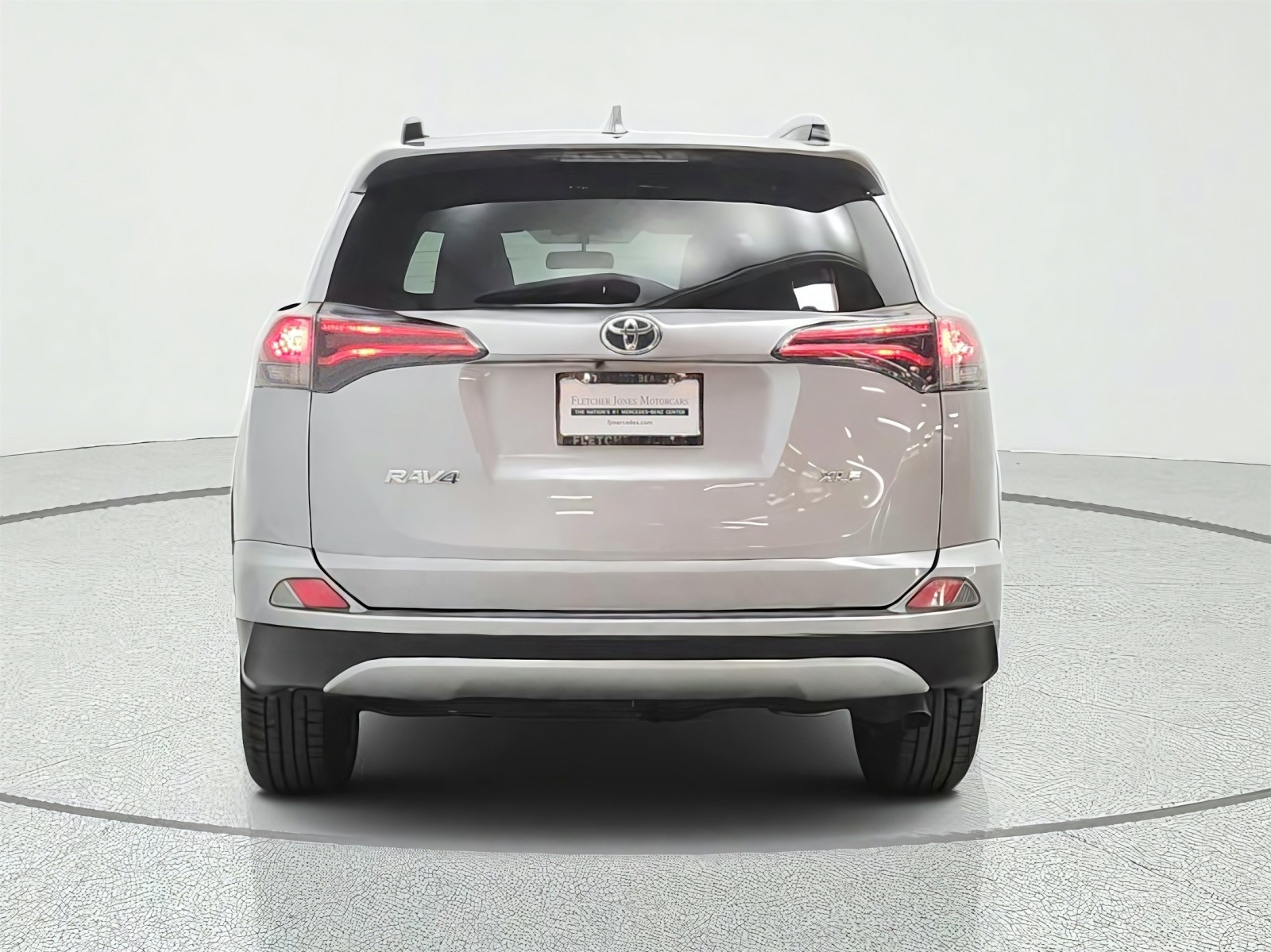 Used 2016 Silver Sky Metallic Toyota FWD 4dr XLE (Natl) image 6