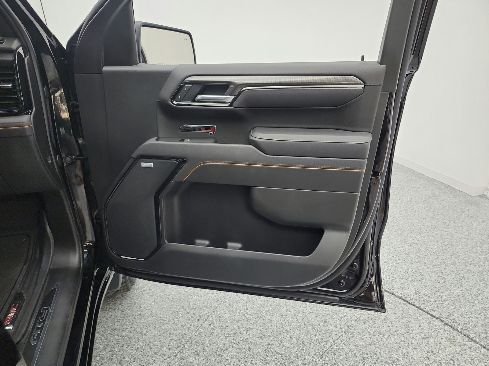 Used 2025 Onyx Black GMC 4WD Crew Cab 147 AT4 image 20