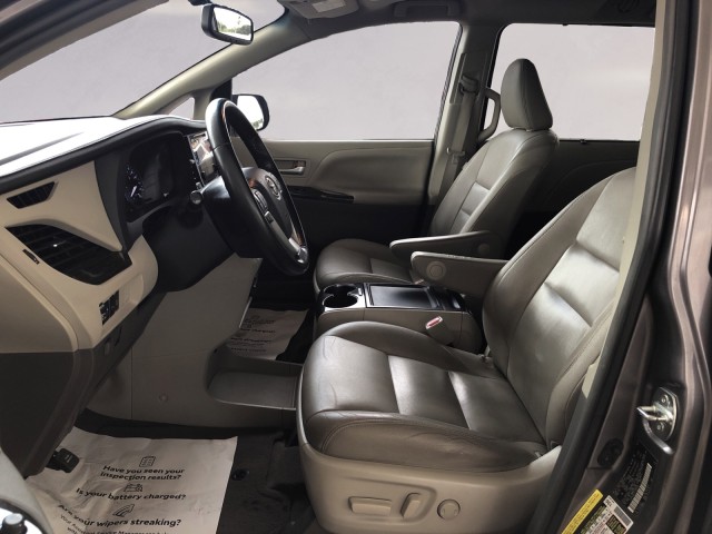 2015 Toyota Sienna XLE 9