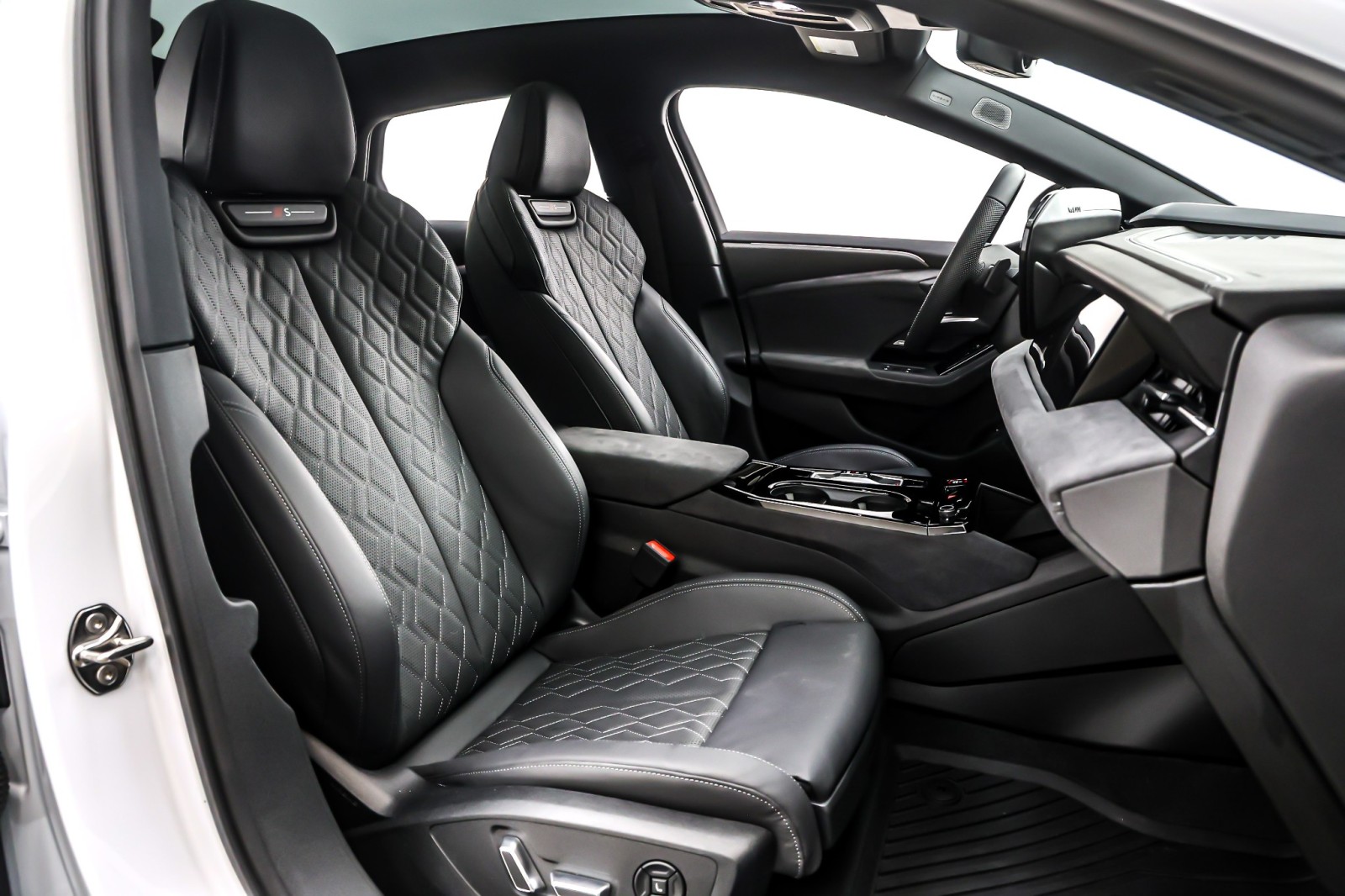 Used 2025 Glacier White Metallic Audi Premium Plus quattro image 8