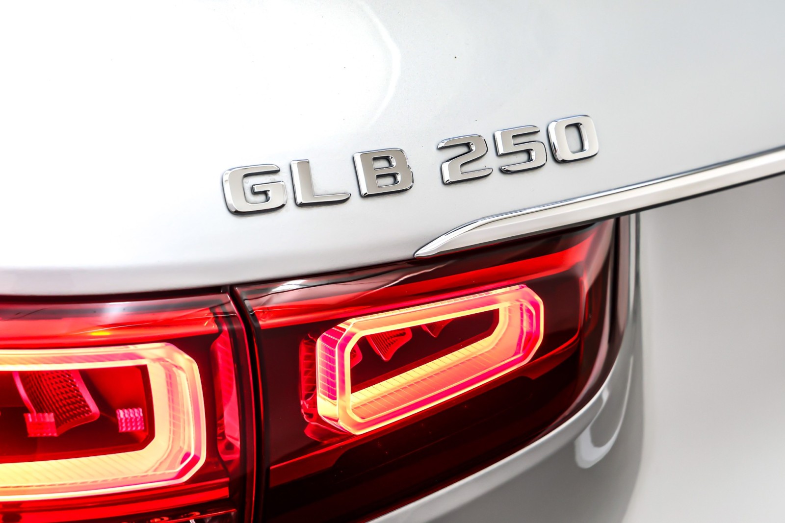 Used 2022 Iridium Silver Metallic Mercedes-Benz GLB 250 SUV image 10