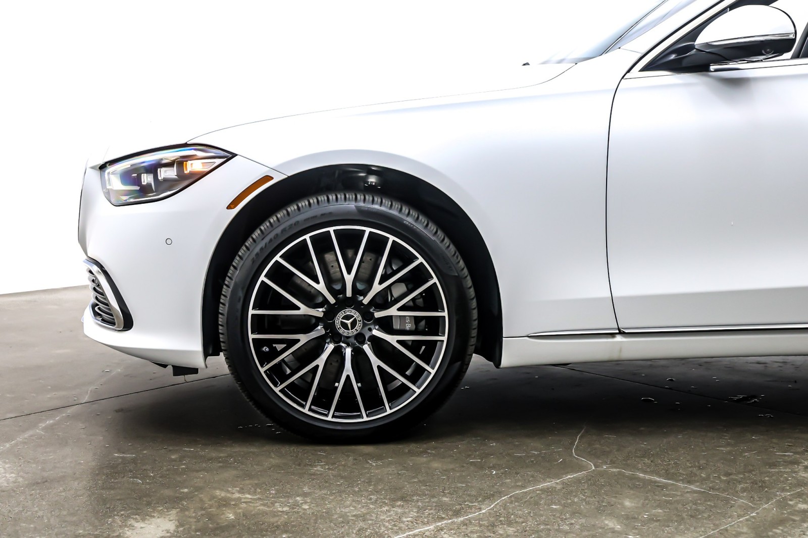 New 2025 MANUFAKTUR Moonlight White Magno Mercedes-Benz S 580 image 10