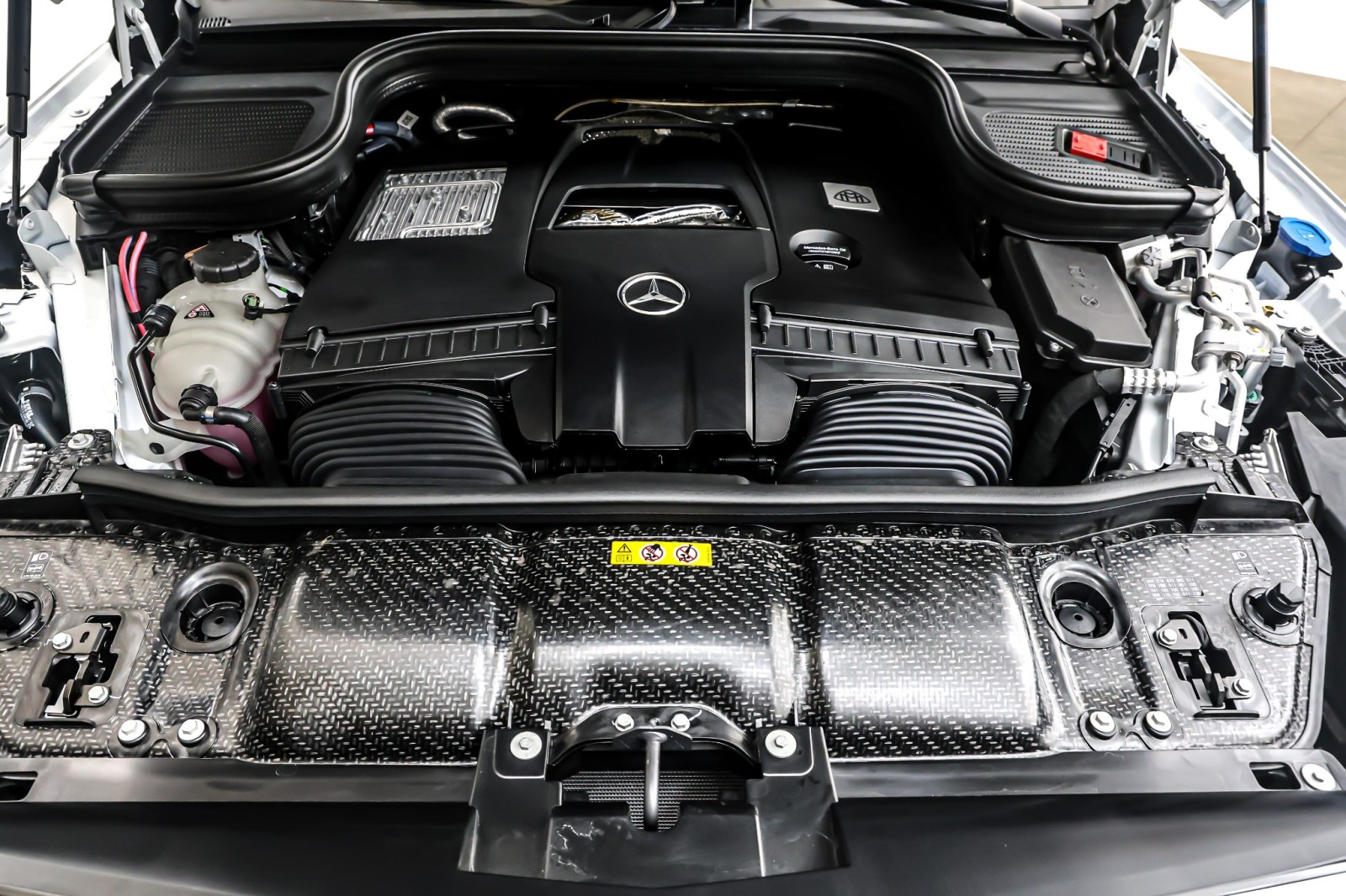 New 2026 MANUFAKTUR Moonlight White Metallic Mercedes-Benz Maybach GLS 600 image 12