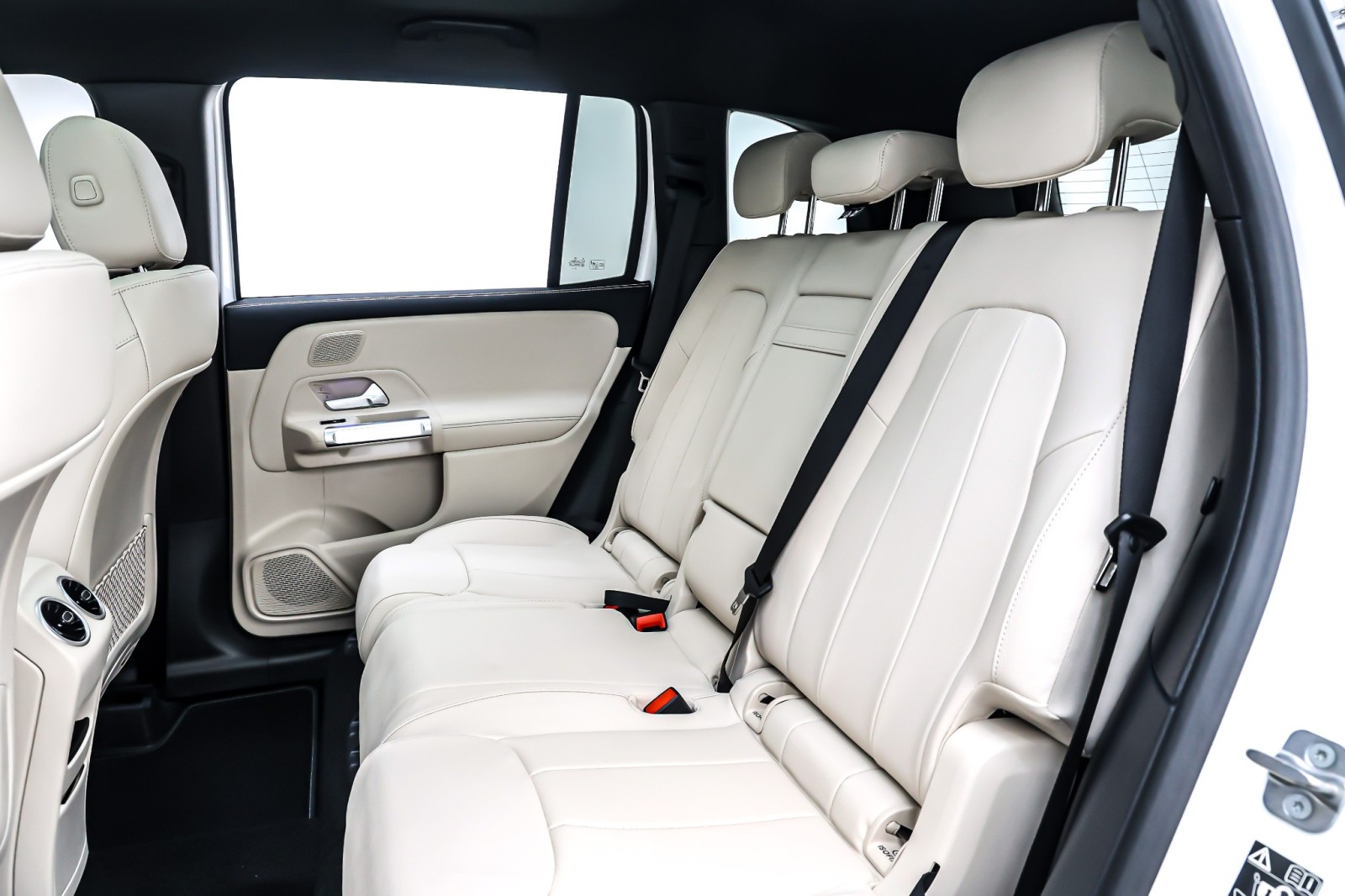 New 2026 Polar White Mercedes-Benz GLB 250 image 8