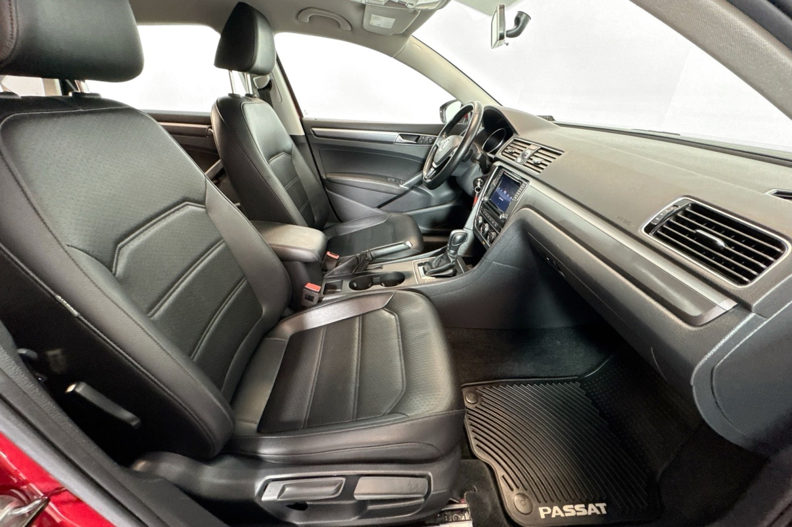 Used 2017 Fortana Red Volkswagen R-Line w/Comfort Pkg image 26