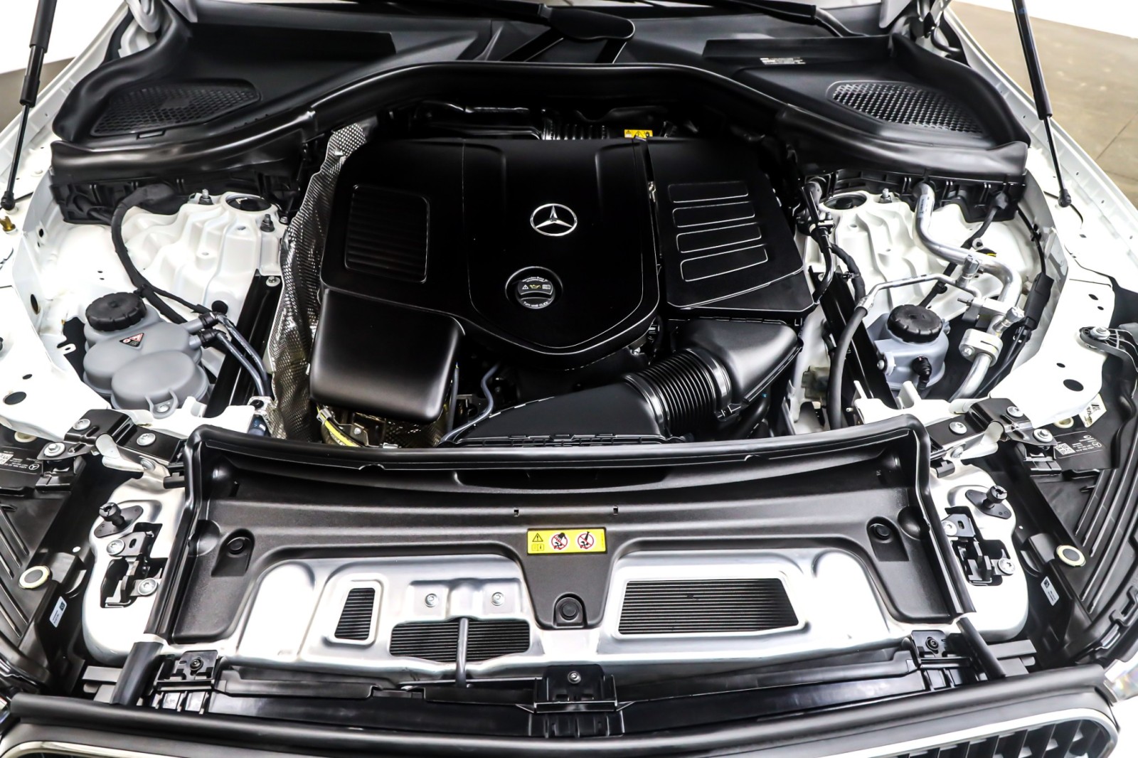 Used 2025 Polar White Mercedes-Benz GLC 300 SUV image 12