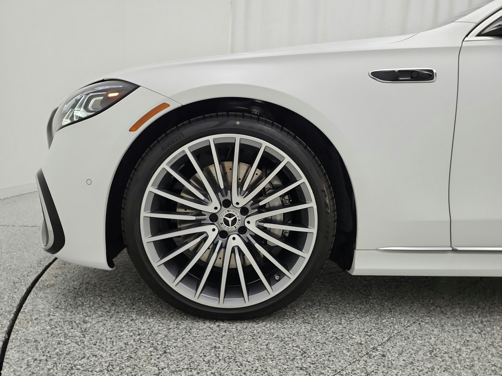 New 2027 MANUFAKTUR Moonlight White Magno Mercedes-Benz S 580 4MATIC® Sedan image 13