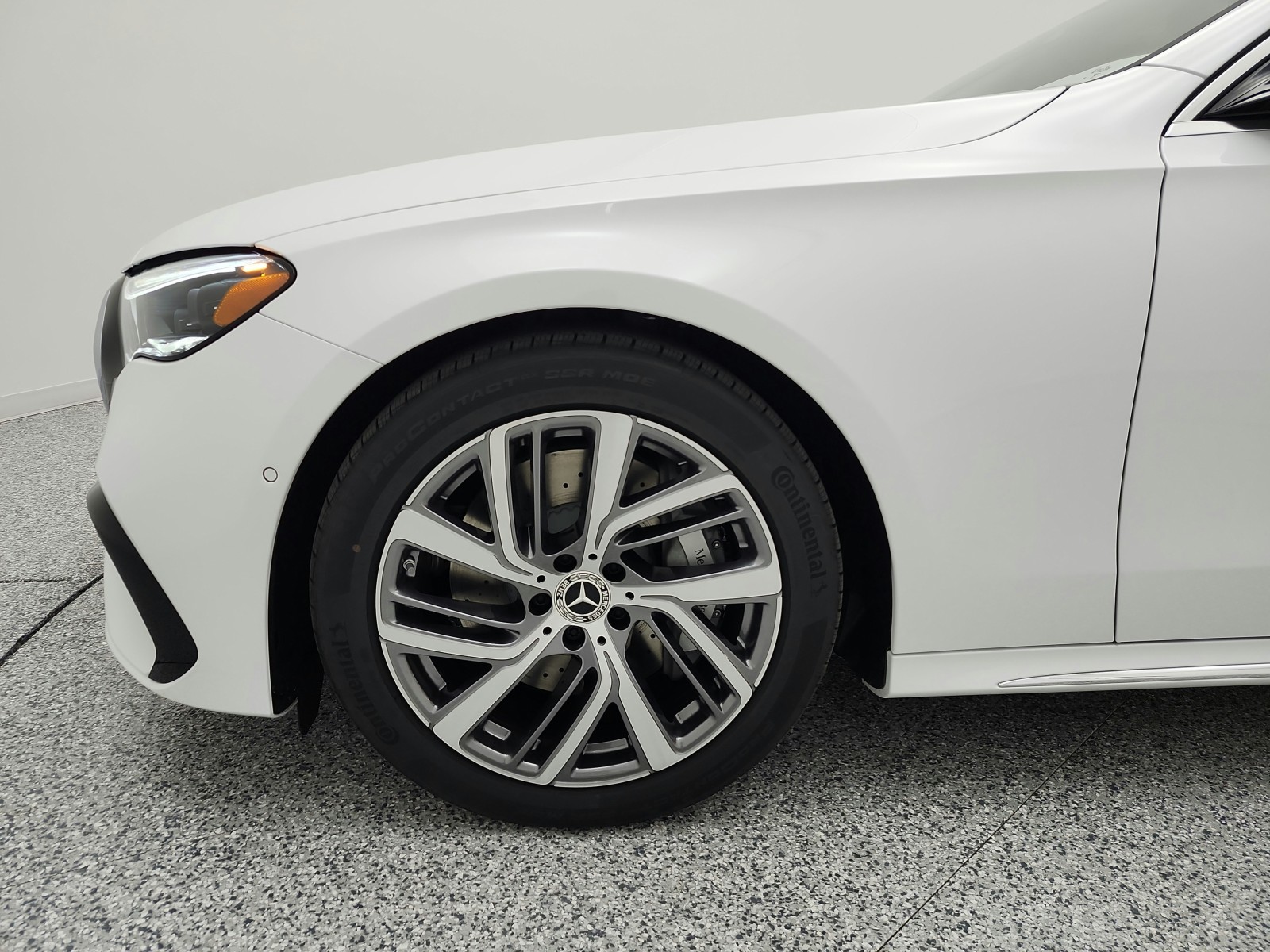 New 2027 MANUFAKTUR Moonlight White Metallic Mercedes-Benz E 450 4MATIC® Sedan image 13