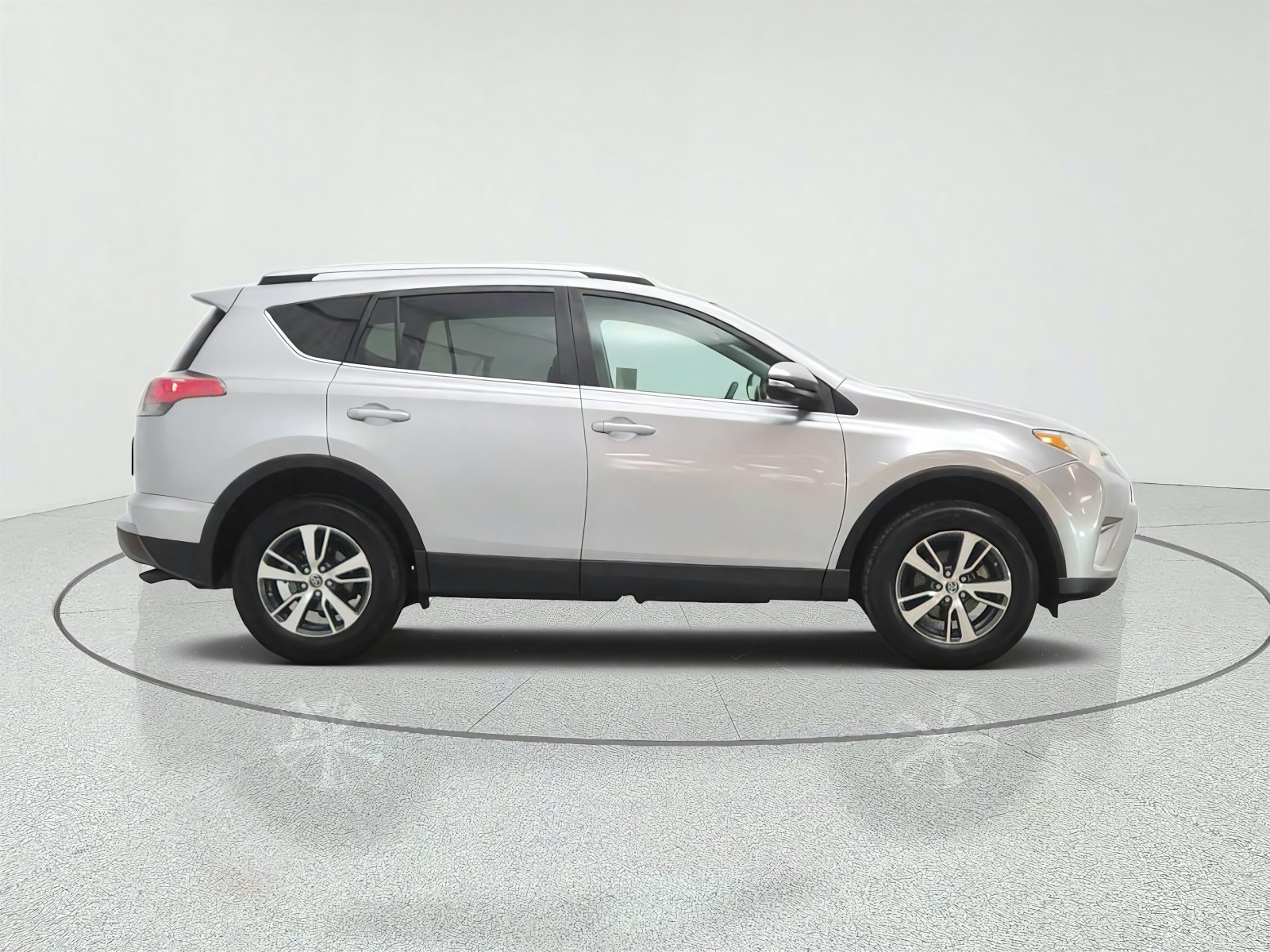 Used 2016 Silver Sky Metallic Toyota FWD 4dr XLE (Natl) image 4