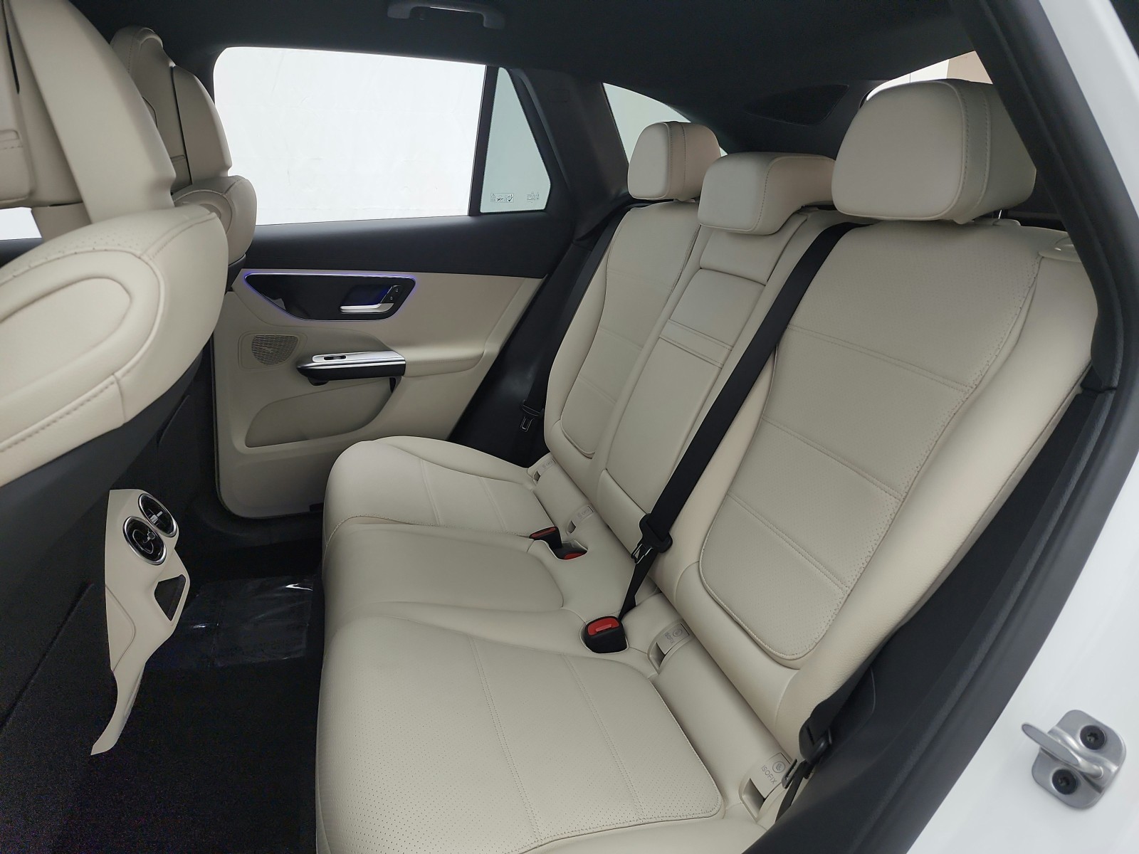 Certified Used 2025 Polar White Mercedes-Benz GLC 300 SUV image 14