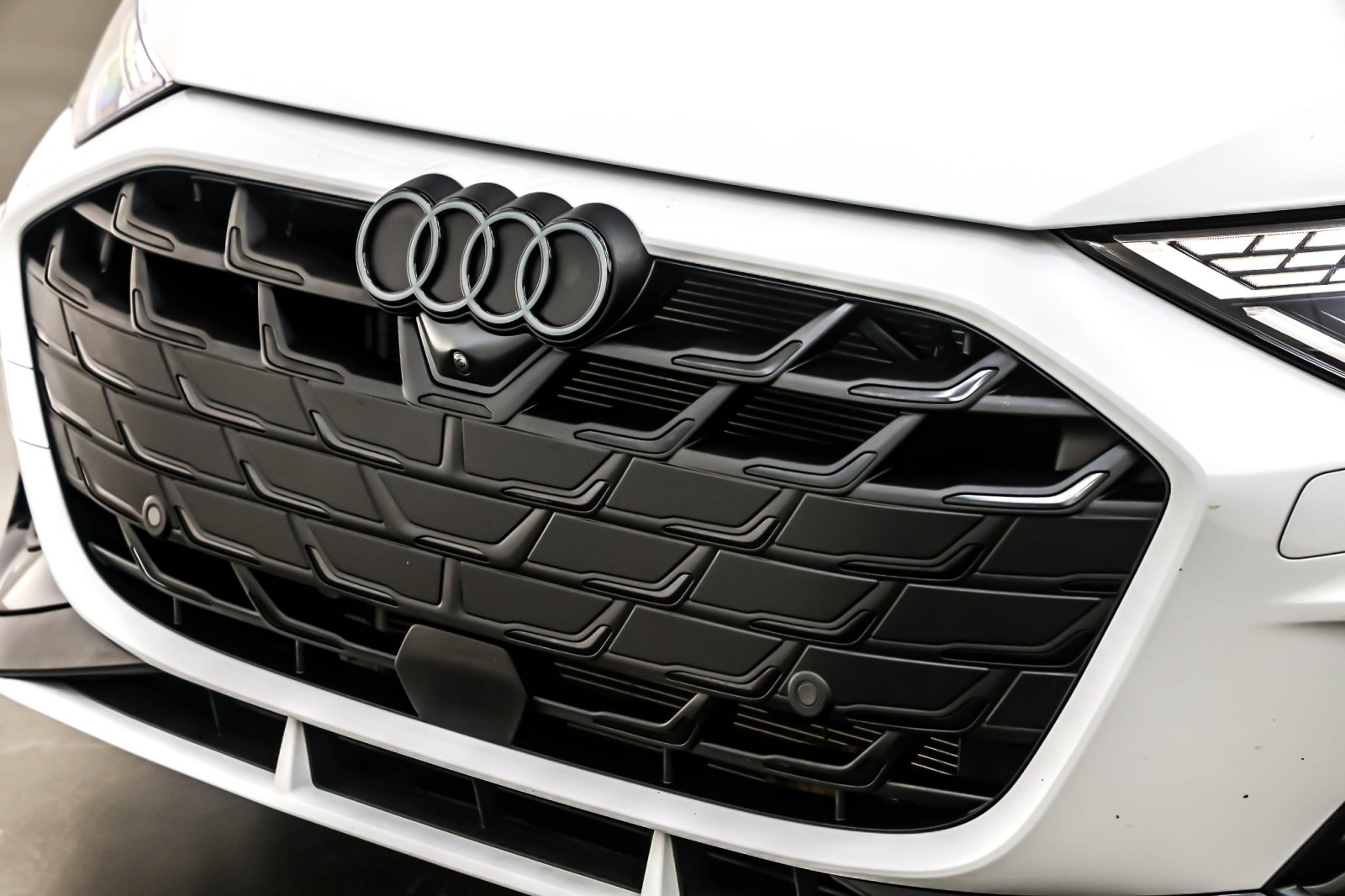 Used 2025 Glacier White Metallic Audi Premium Plus 2.0 TFSI quattro image 13