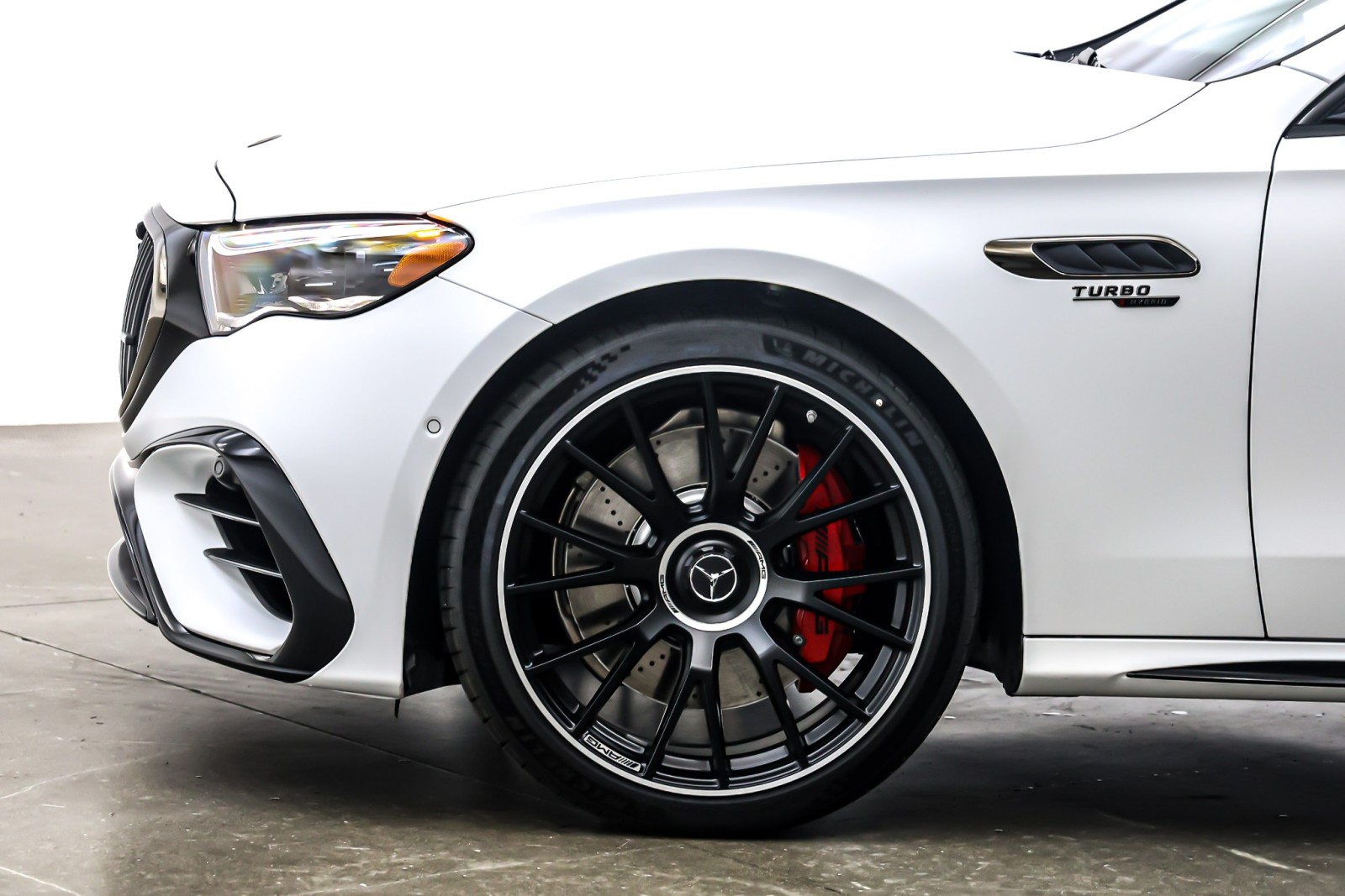 New 2026 MANUFAKTUR Moonlight White Magno Mercedes-Benz AMG® E 53 E image 10