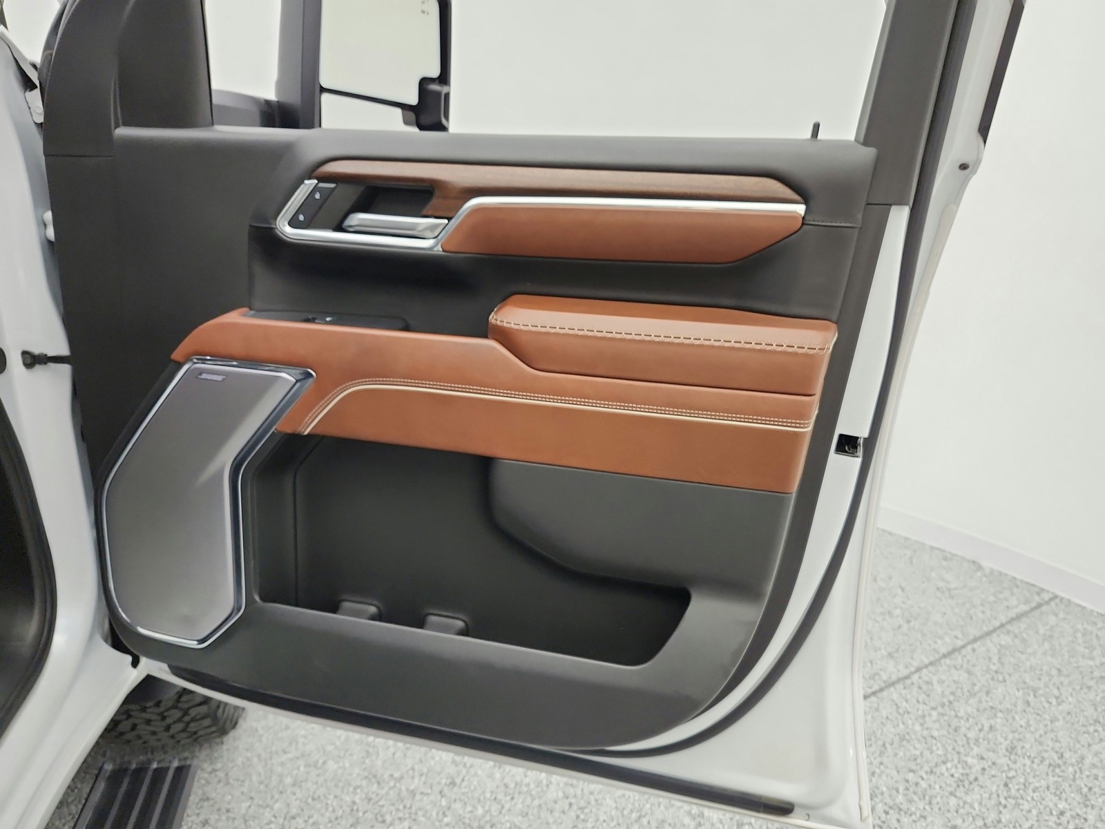 Used 2024 White Frost Tricoat GMC 4WD Crew Cab 159 Denali Ultimate image 22