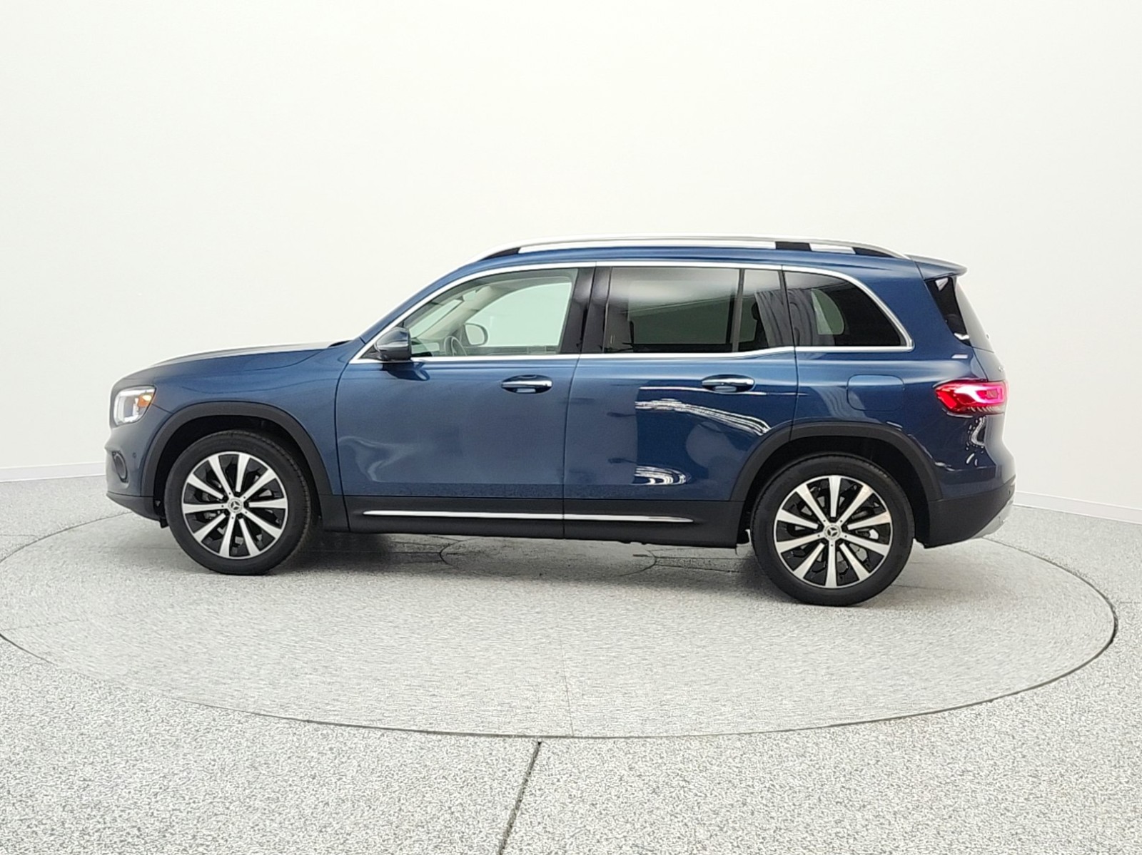 Used 2022 Denim Blue Metallic Mercedes-Benz GLB 250 SUV image 8