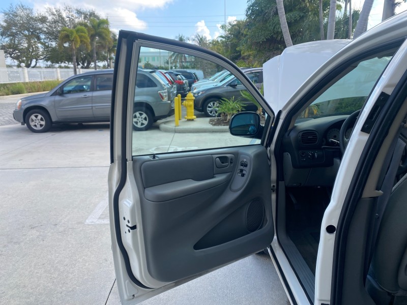 2006 Dodge Caravan SXT LOW MILES 28,367 1 OWNER HANDICAP LIFT in , 