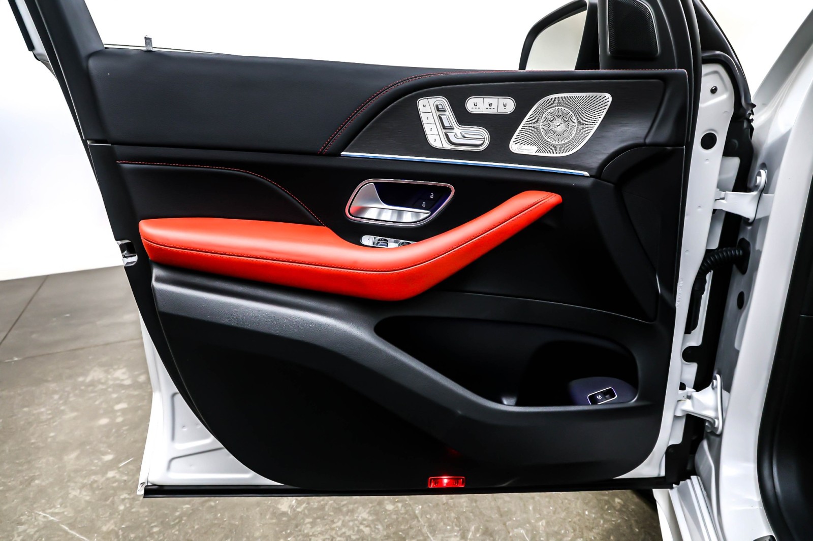 Used 2025 MANUFAKTUR Moonlight White Metal Mercedes-Benz AMG® GLE 53 image 21