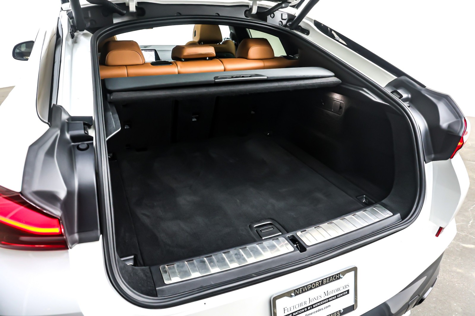 Used 2022 Alpine White BMW xDrive40i Sports Activity Coupe image 23