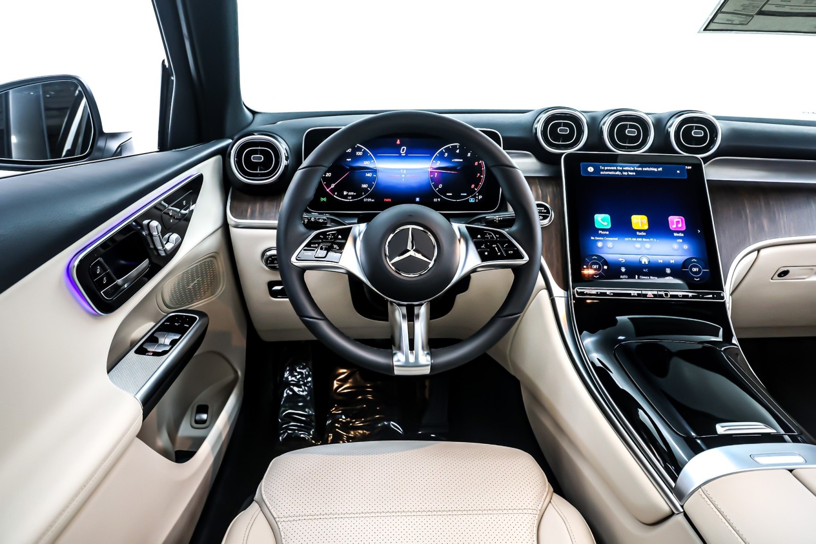 New 2026 Polar White Mercedes-Benz GLC 300 image 4